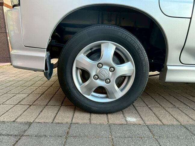 右側のホイールには傷はなく綺麗です。